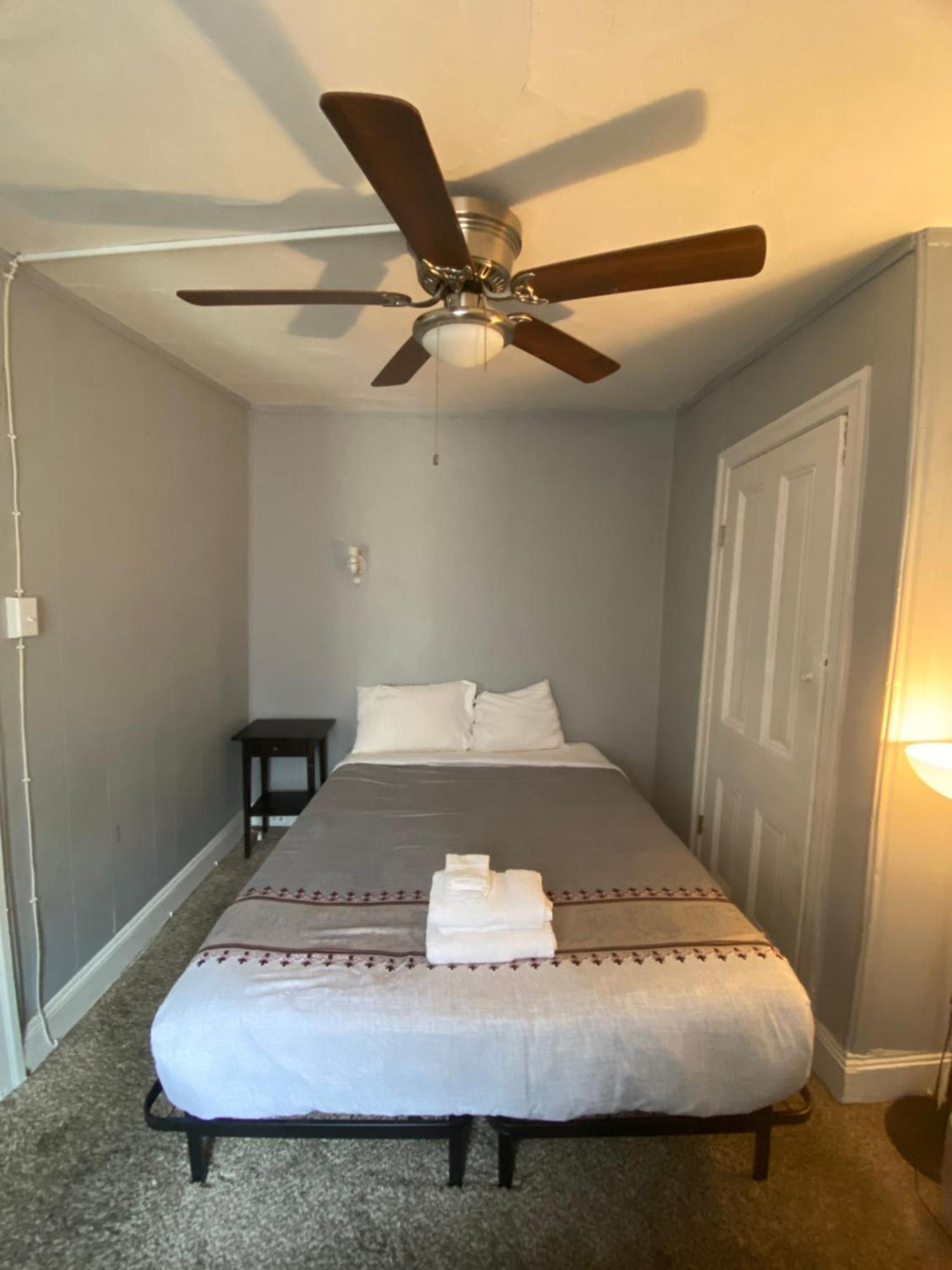 Clover 2900 - Apartment And Rooms With Private Bathroom Near Washington Ave South Philly Philadelphia Room photo