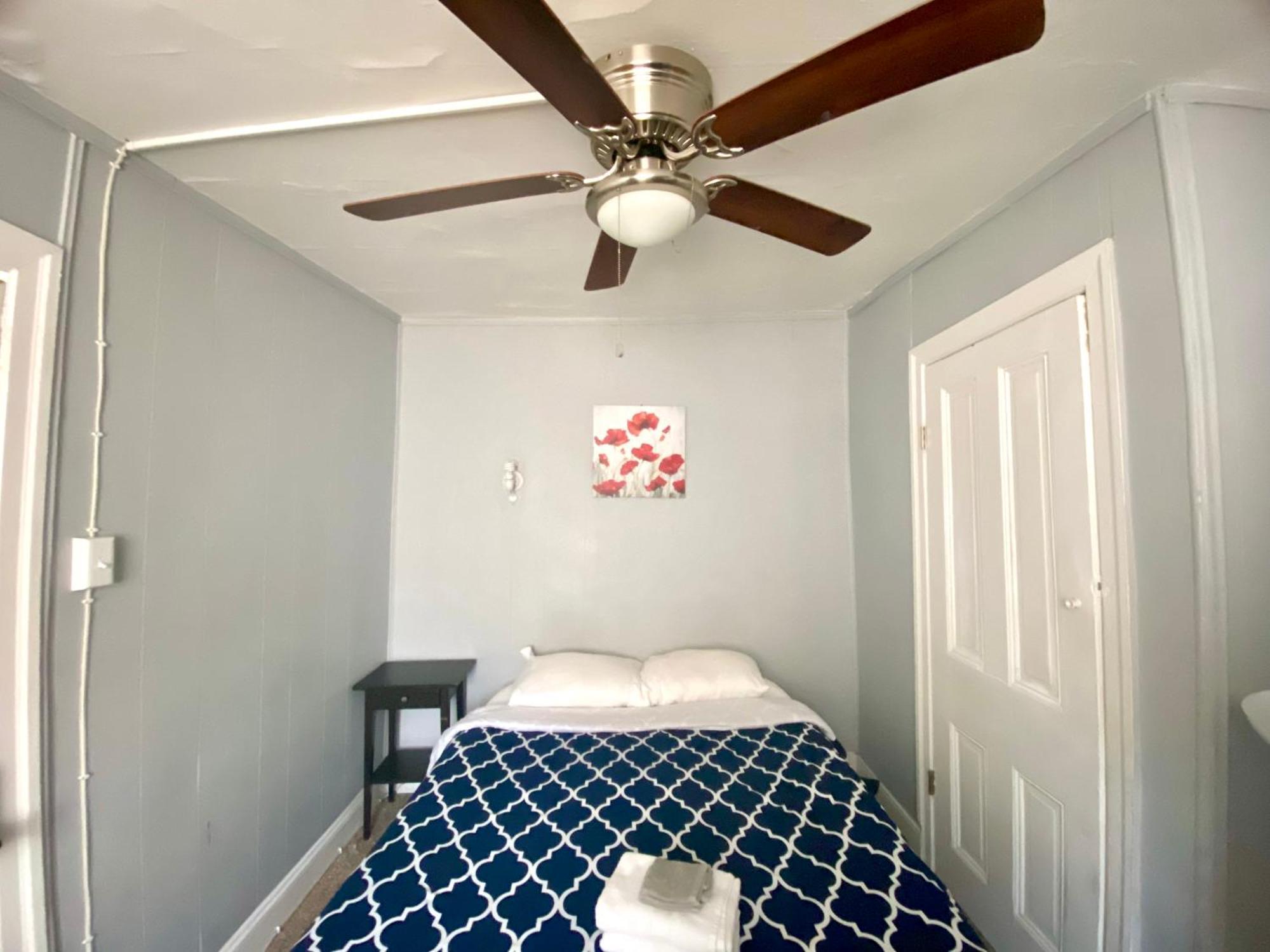 Clover 2900 - Apartment And Rooms With Private Bathroom Near Washington Ave South Philly Philadelphia Room photo